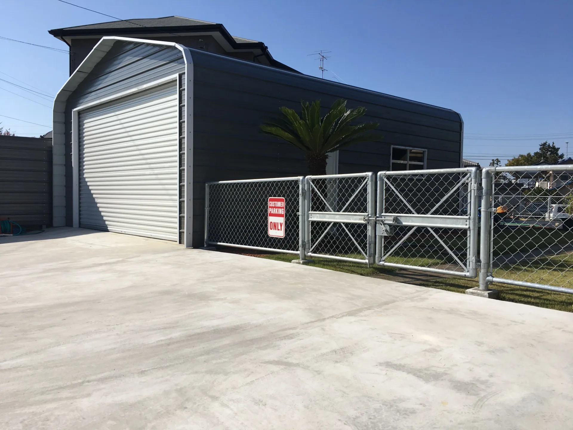 ガレージと相性抜群めっきフェンス